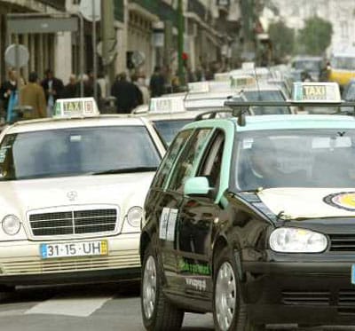 Taxistas inflacionam preços da bandeirada entre 50 a 100% - TVI