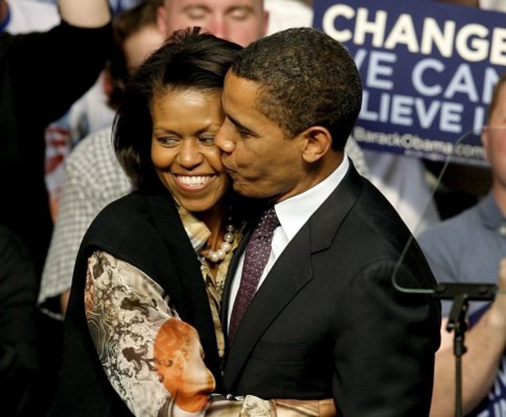 O amor está no ar. Uma das poucas vezes que Obama foi apanhado a beijar a mulher