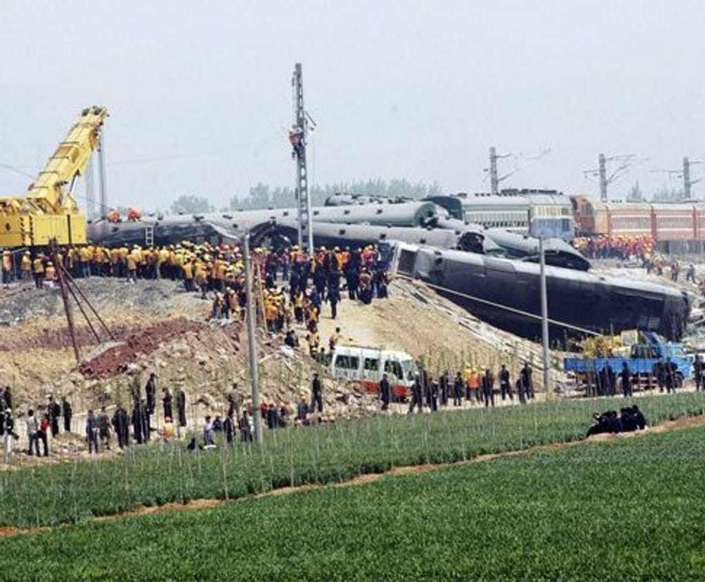 Colisão de comboios na China mata dezenas