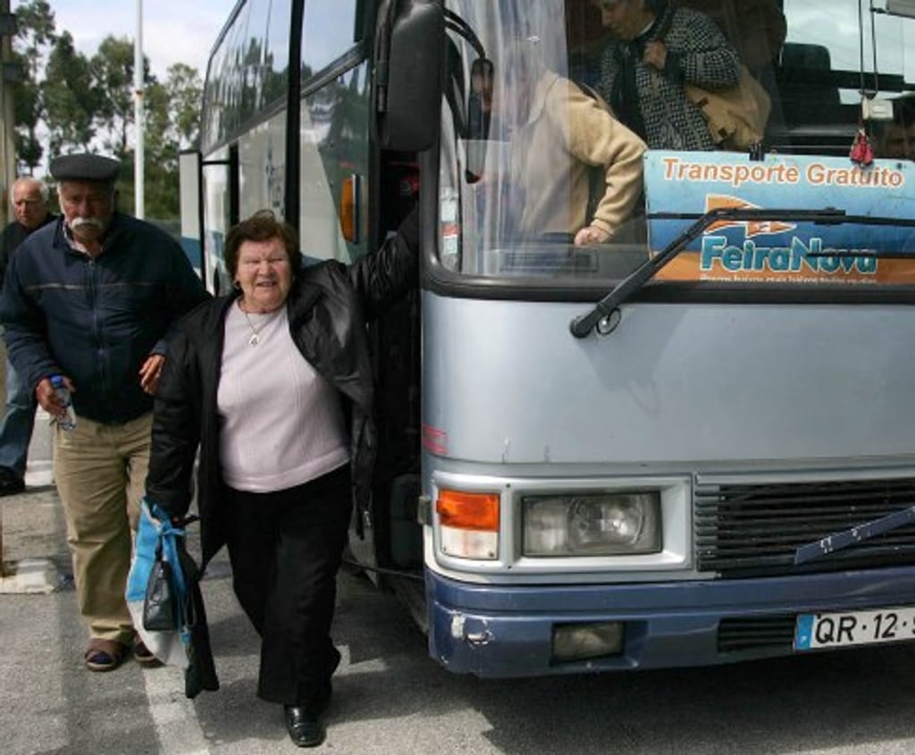 Hipermercados de Aveiro oferecem transportes a idosos