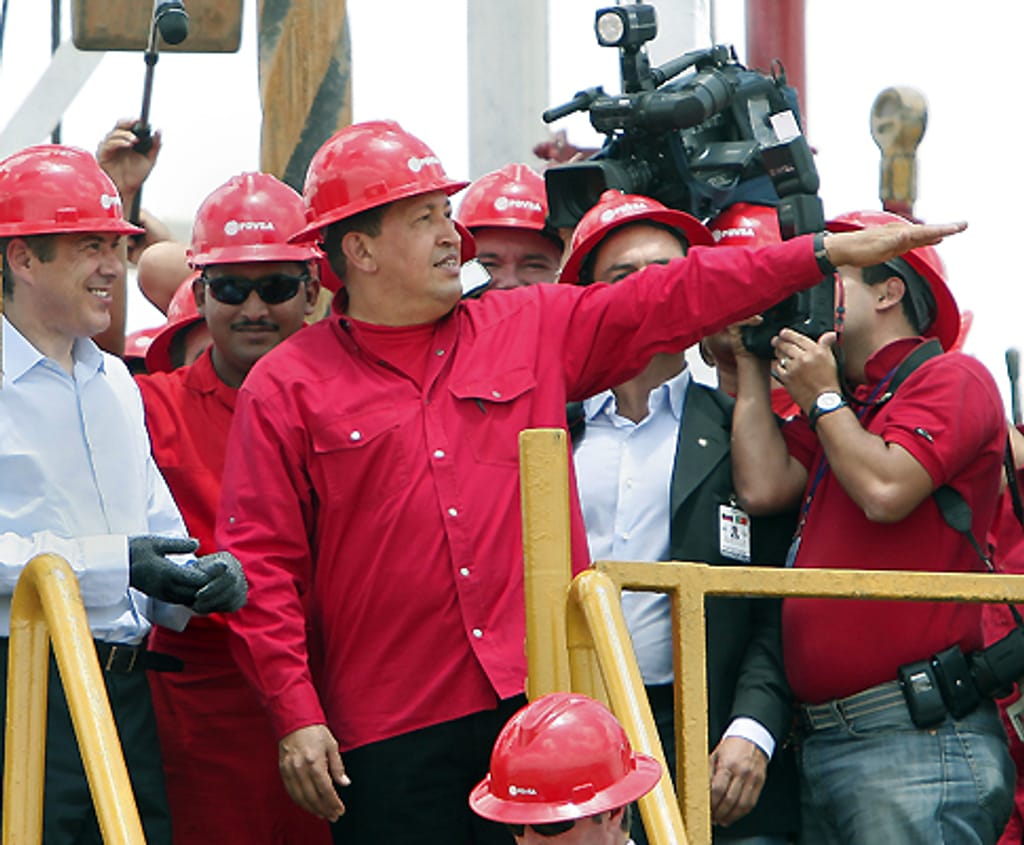 Sócrates com o presidente Hugo Chávez