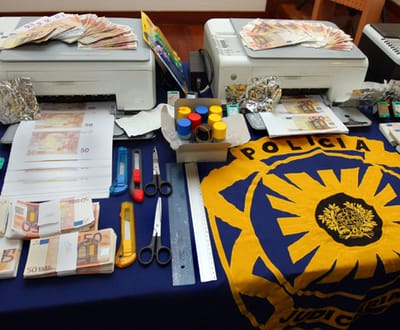 Compras de 100 mil euros com 30 cartões falsos - TVI