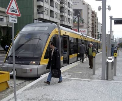 Metro inicia teste de bilhetes no telemóvel - TVI