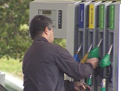Petróleo ao mesmo custo dá combustível com diferentes preços - TVI