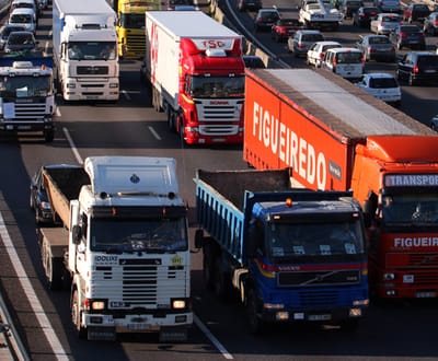 Marcha lenta de camionistas contra combustíveis gera caos - TVI