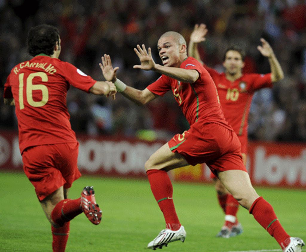 Pepe a festejar um golo que não valeu contra a Turquia