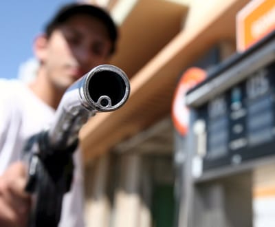 Combustíveis estão mais caros: subidas até 4,6 cêntimos por litro - TVI