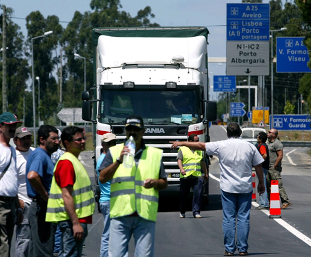 Piquete de camionistas na IC2, perto de Albergaria-A-Velha