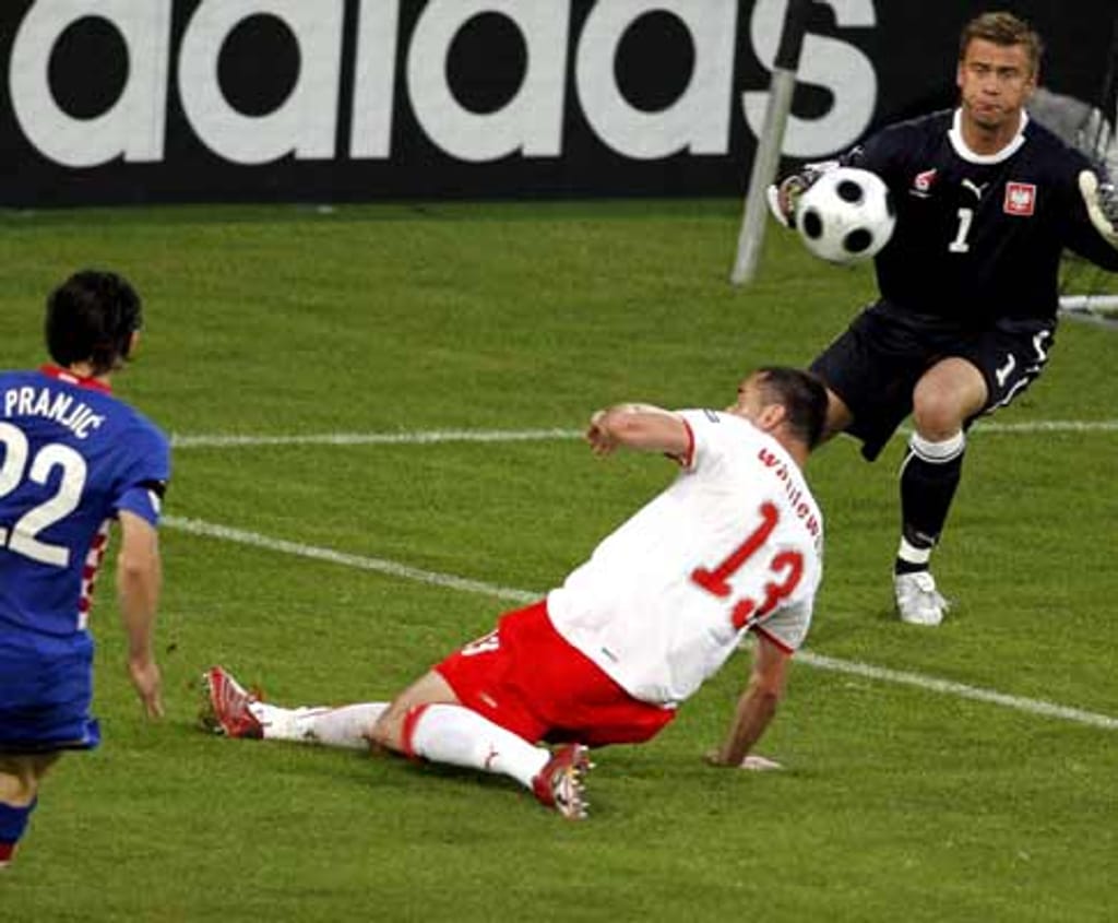 Boruc defende remate de Pranjic durante o Polónia-Croácia, terceira jornada do Grupo B do Euro-2008