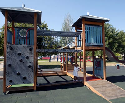 Parques infantis com «fios de electricidade presos com fita adesiva» - TVI