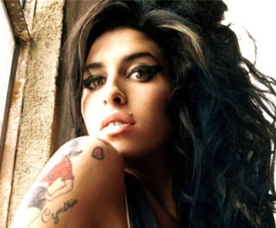 Amy Winehouse agride homem em pub - TVI