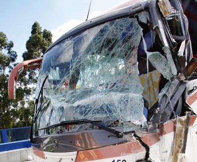Colisão entre ligeiro e autocarro faz um morto e dois feridos em Portalegre - TVI