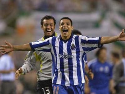 SAD do FC Porto encaixa 8 milhões de euros com transferência de Derlei - TVI