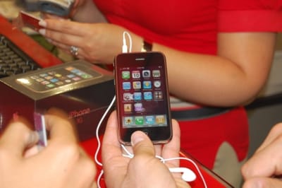 Jovens brasileiros dizem ter conseguido desbloquear iPhone 3G - TVI