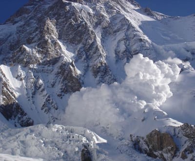 Alpinistas morrem ao caírem de montanha no Nepal - TVI