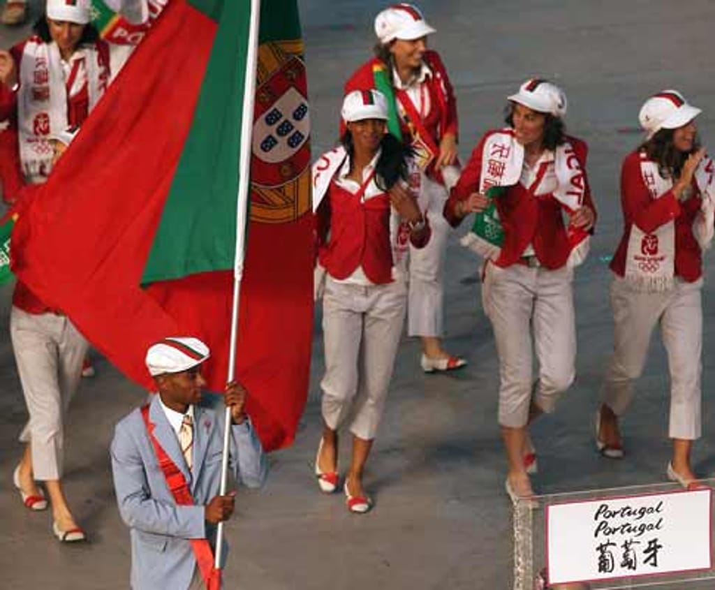 Nelson Évora, porta-estandarte, lidera desfile de Portugal durante a cerimónia de abertura dos Jogos Olímpicos de Pequim