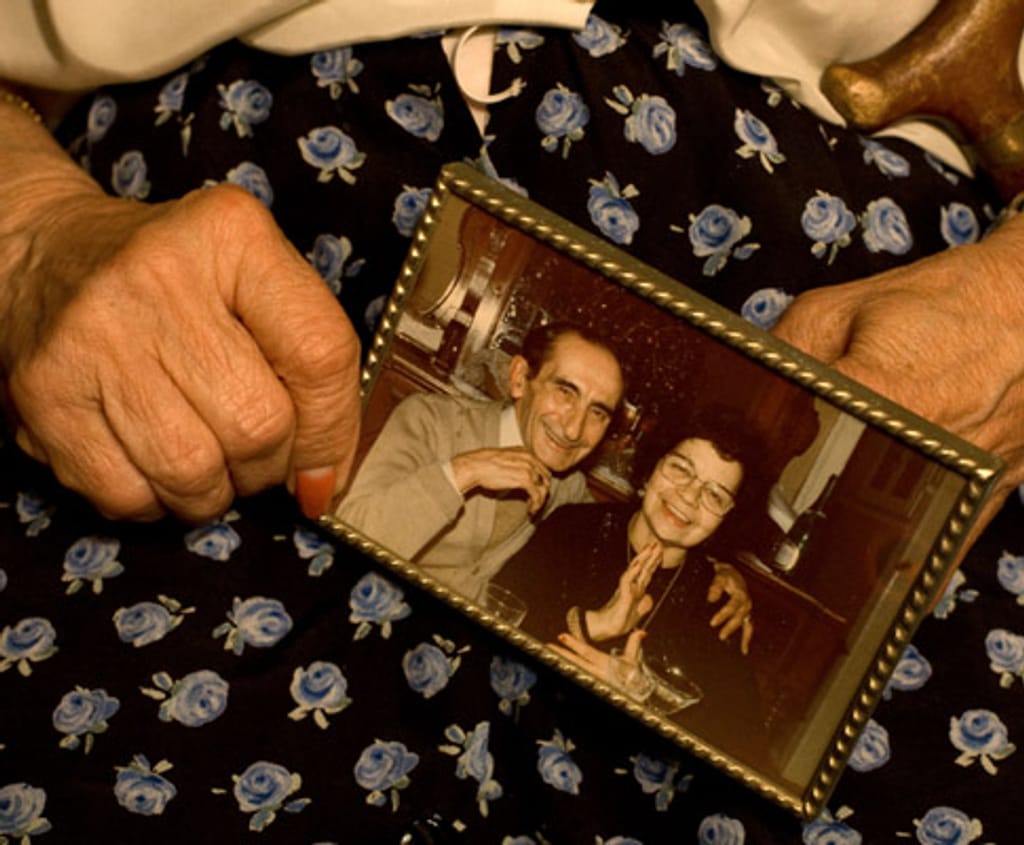 Maria Leonor Moreira Ramirez Vidal de 96 anos de idade segura uma foto com o seu marido que perdeu no incêndio do Chiado a 25 de Agosto de 1988