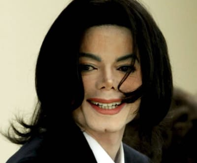 Michael Jackson vende dois mil objectos pessoais - TVI