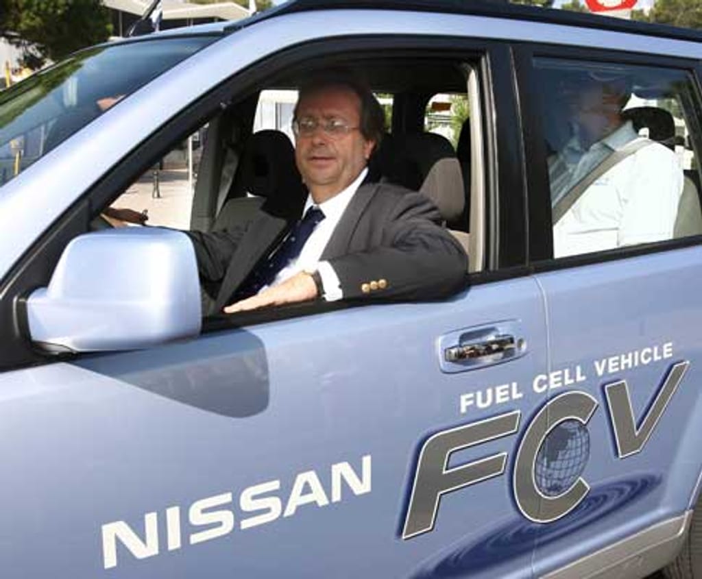Ministro do Ambiente, Francisco Correia testa veículo ecológico