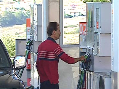 Queixa sobre preços de combustíveis chega a Durão Barroso - TVI