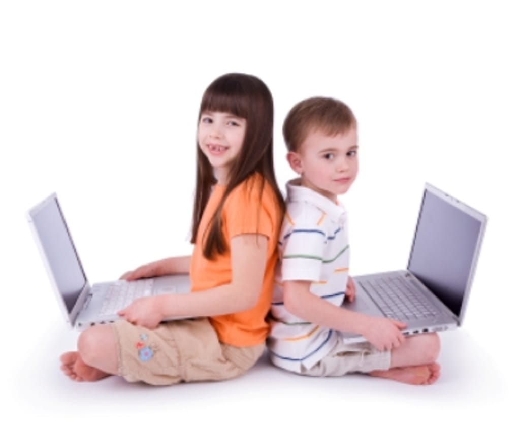Crianças ao computador