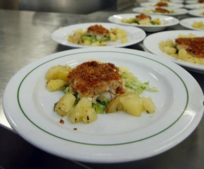 «Chef» Gemelli serve nutrição e «algum requinte» a alunos (fotos) - TVI