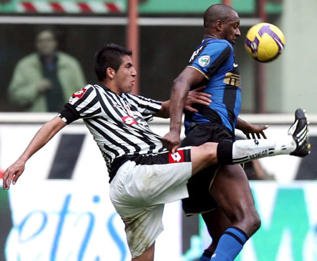 Patrick Vieira (Inter) pressionado por Isla (Udinese)