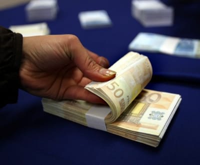 PJ «deita a mão» a 60 mil euros falsos - TVI