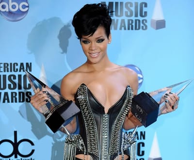 Rihanna faz a sua primeira aparição televisiva após agressões - TVI