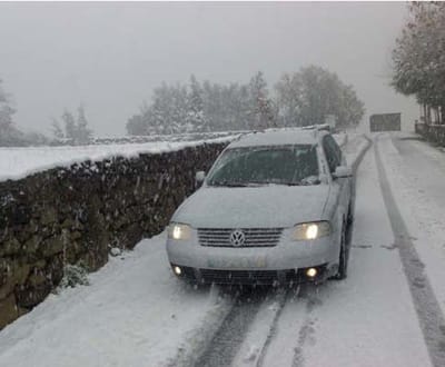 Várias estradas cortadas devido ao mau tempo - TVI
