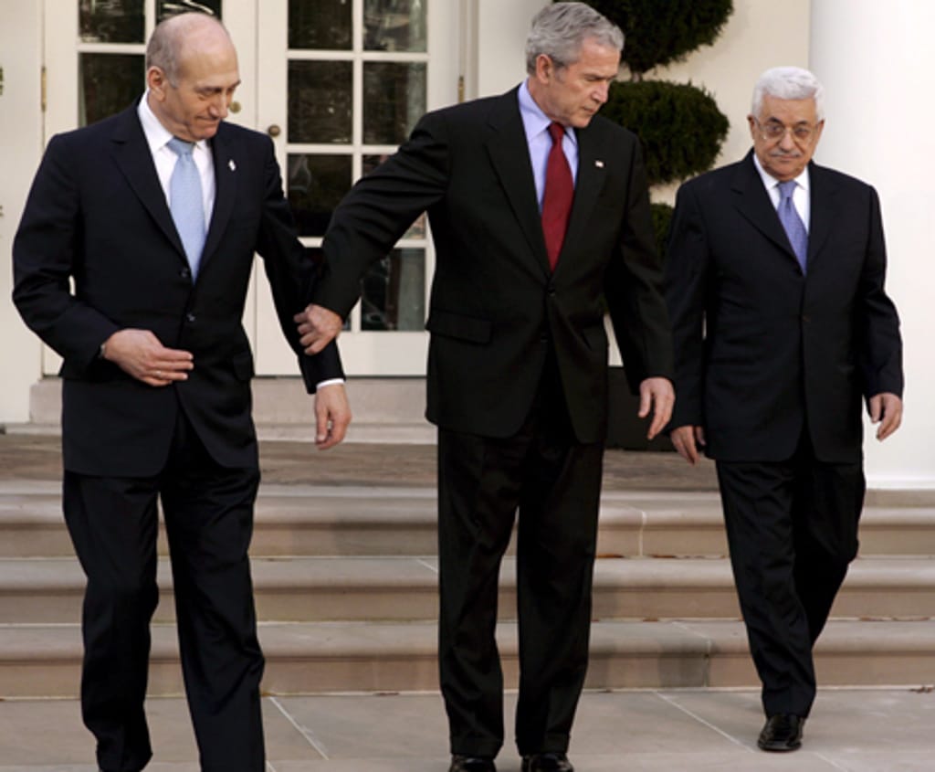 Os anos de Bush (Com os presidentes de Israel, Ehud Olmert e da Palestina, Mahmoud Abbas, em Novembro de 2007)