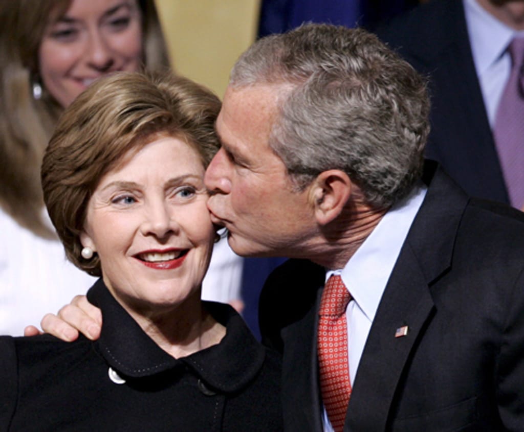 Os anos de Bush (Fevereiro de 2008: beijo público a Laura Bush)