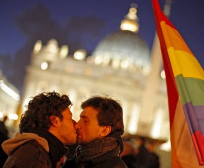 Livro contra casamento gay motiva protesto contra a FNAC - TVI