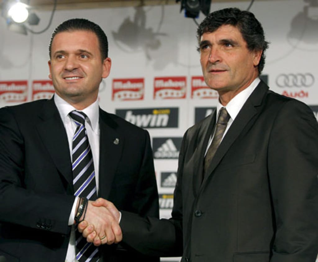 Pedja Mijatovic , director desportivo do Real Madrid, na apresentação do novo treinador Juande Ramos