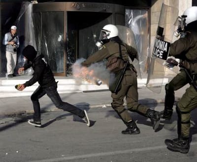 Grécia: 87 pessoas detidas e um rasto de destruição - TVI