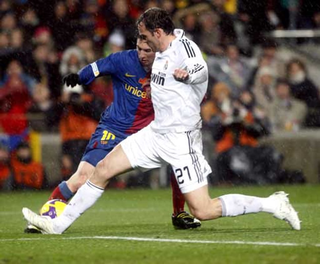 Messi (Barcelona) e Metzelder (Real Madrid) em Camp Nou