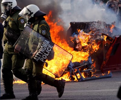 Sede da polícia anti-motim em Atenas atacada por jovens - TVI