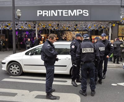 Paris: polícia desactivou 5 explosivos nos armazéns Printemps - TVI