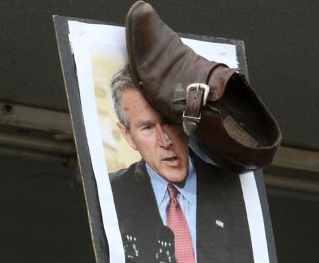 Manifestantes exigem libertação de jornalista que atirou sapatos a Bush