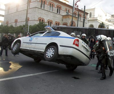 Grécia: carrinha da polícia atingida a tiro (fotos) - TVI