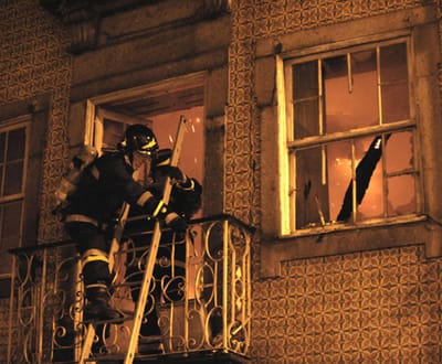 Incêndio em Peniche deixa três pessoas desalojadas - TVI