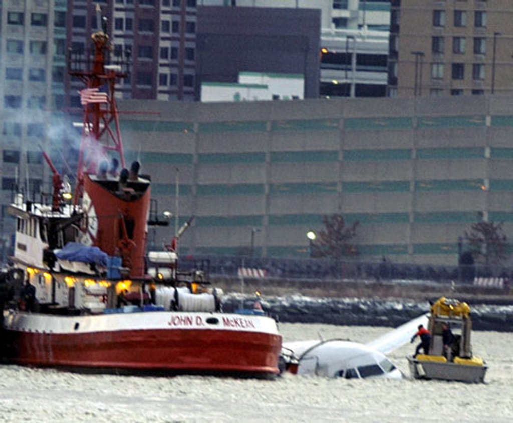 Avião «aterra» no rio Hudson, Nova Iorque