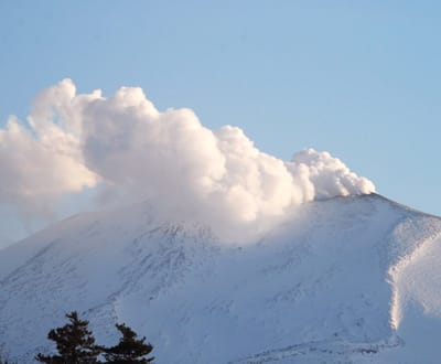 Vulcão Asama entra em actividade (fotos) - TVI