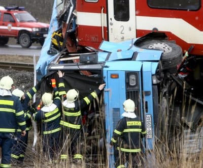 Autocarro choca com comboio, há dez mortos (fotos) - TVI