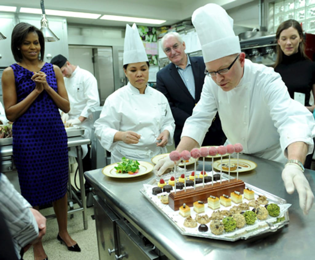 Michelle Obama e aprendizes de cozinheiros
