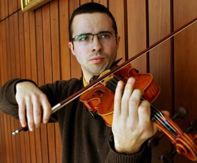 Violinista luso entre os semi-finalistas da Orquestra YouTube - TVI