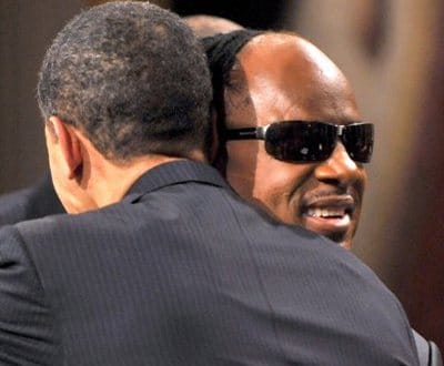 Stevie Wonder recebe abraço de Obama (fotos) - TVI