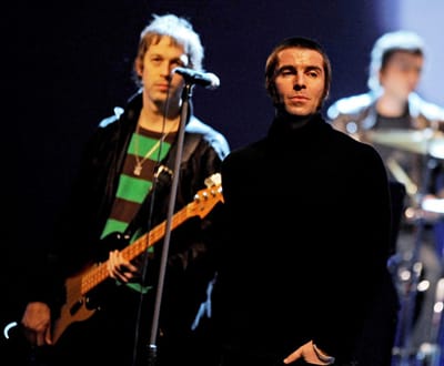 Liam Gallagher desafia fã a subir ao palco - TVI