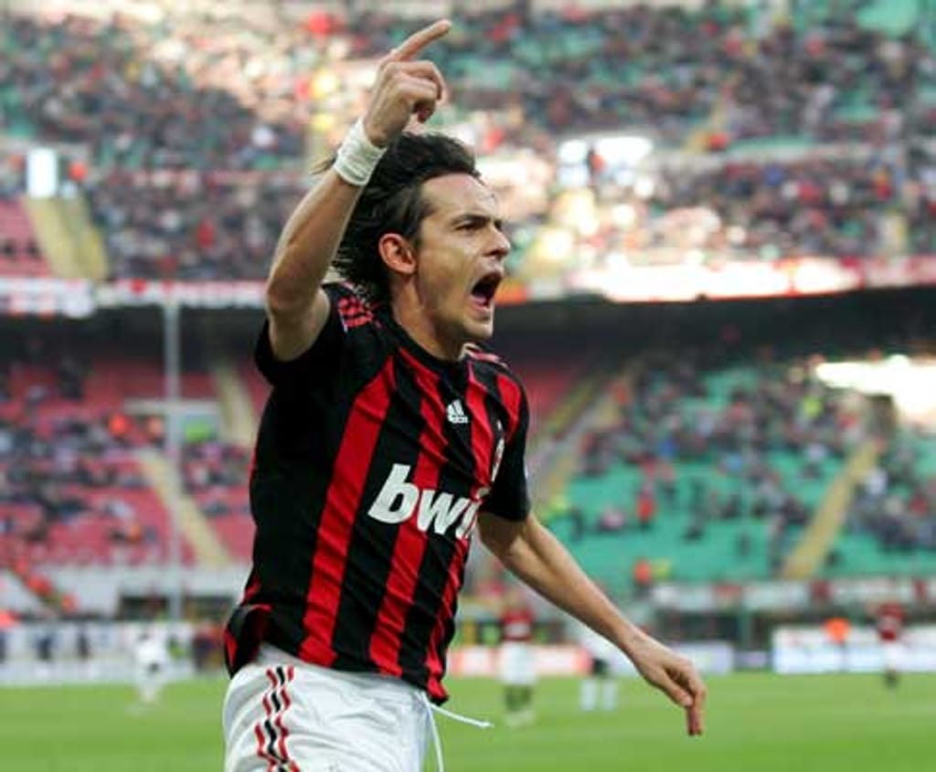 Pippo Inzaghi festeja golo marcado à Atalanta