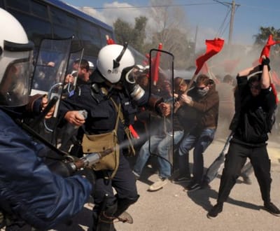 Atenas: jovens destroem lojas, carros e bancos - TVI